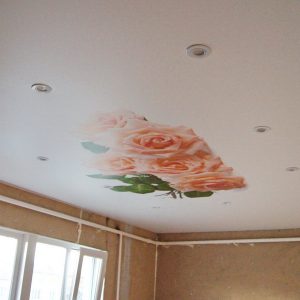 Фото потолка с розами в спальне