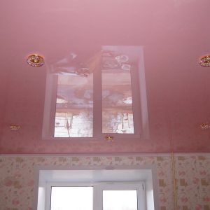 Фотография розового натяжного потолка для спальной комнаты