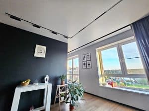 Утопленный трековый светильник в натяжном потолке.