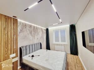 П-образная конструкция из утопленного трека Lumfer Treck 25 в спальне
